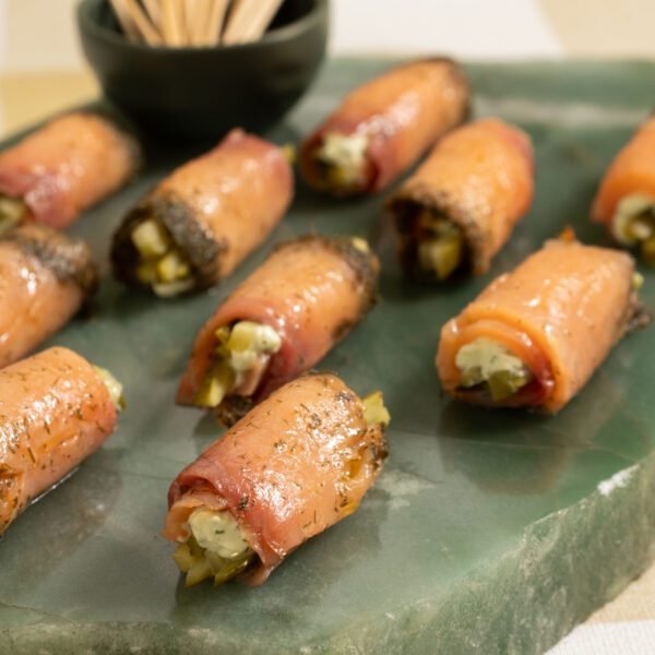 05- Rolinho de salmão gravilax com creme de dill e cornichons