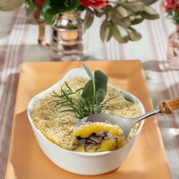 15- Escondidinho vegano de mandioquinha com fricassê de cogumelos, finalizado com parmesão vegano