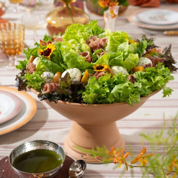 06- Salada de folhas com pêssegos grelhados, presunto cru, bocconcino e pesto genovês