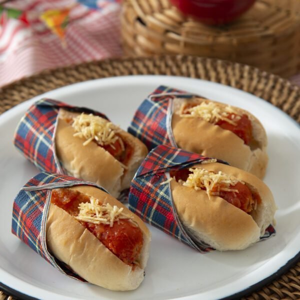 02- Mini cachorro quente com molho de tomate e batata palha