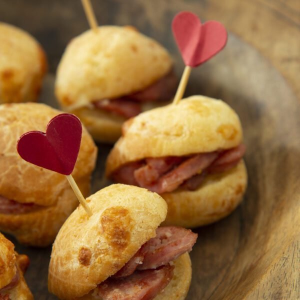 03- Mini pão de queijo com linguiça chapeada