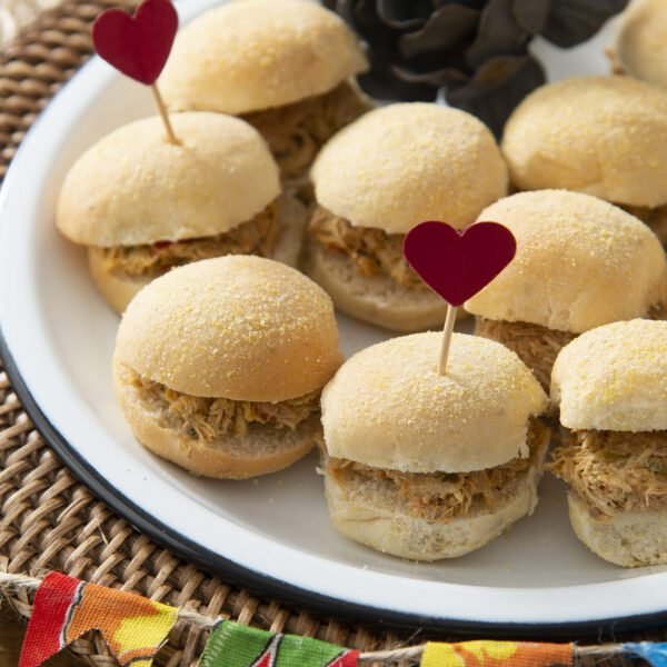 05- Sanduíche de pernil desfiado no pão de milho