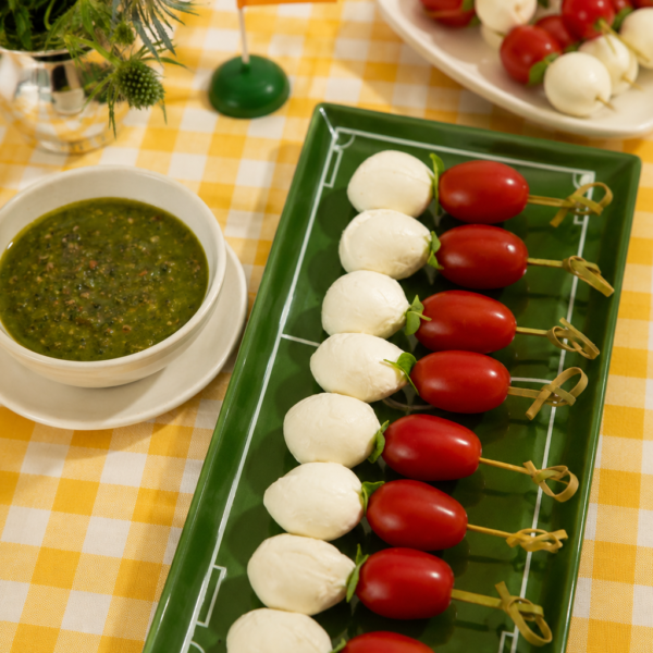 11- Espeto caprese com folhinha e pesto de manjericão
