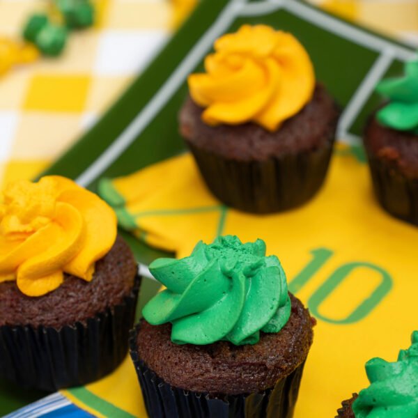 15- Mini cupcake de chocolate com ganache verde e amarelo
