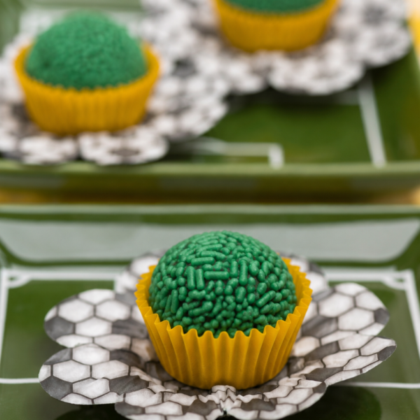 16- Brigadeiro ao leite com granulado verde e amarelo