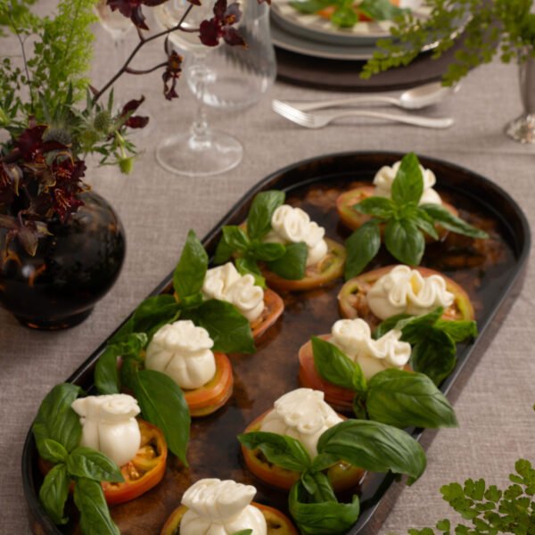 03- Salada caprese especial com burrata artesanal Acompanha fitas crocantes de focaccia
