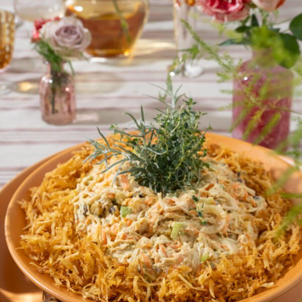 04- Salpicão de frango clássico Acompanha batata palha artesanal.