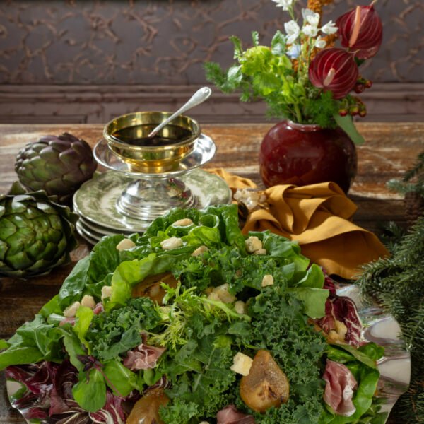 12- Salada mescla de folhas com peras glaceadas, prosciutto e croutons.