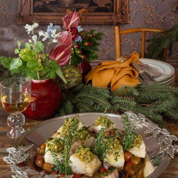 23- Bacalhau ao forno com tapenade verde, mini batatas, alho assado, tomate e cebola ao azeite de tomilho.